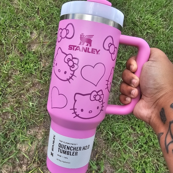 Hello Kitty 40OZ Stanley - Picture 1 of 2